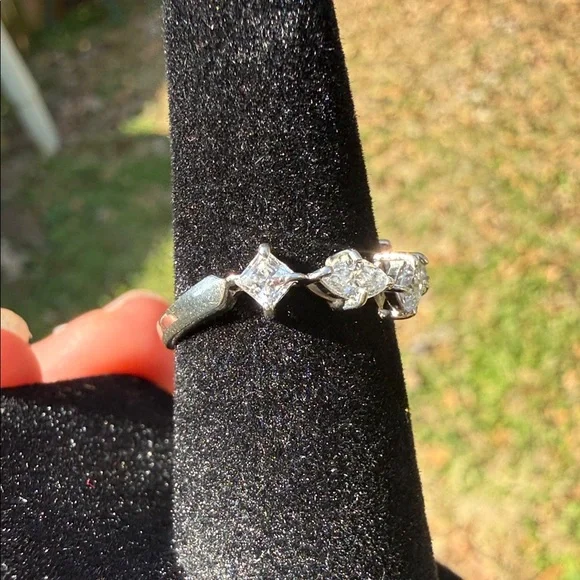 Elegant 925 Sterling Silver Diamond Ring - Picture 3 of 12